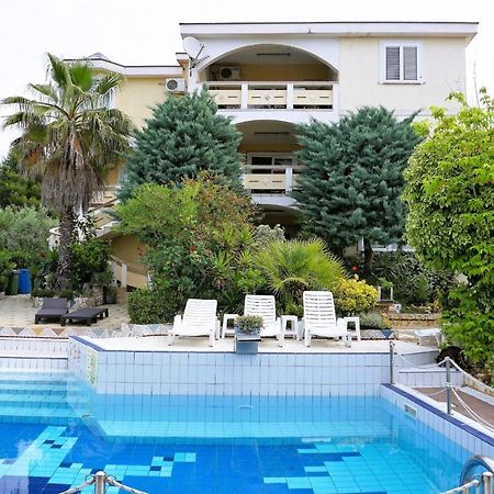 Villa Latina With 6 Apartments And A Shared Pool Vir Exterior foto