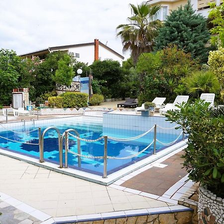 Villa Latina With 6 Apartments And A Shared Pool Vir Exterior foto