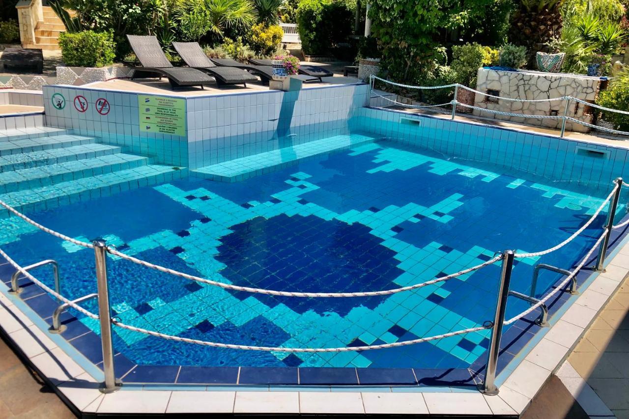 Villa Latina With 6 Apartments And A Shared Pool Vir Exterior foto