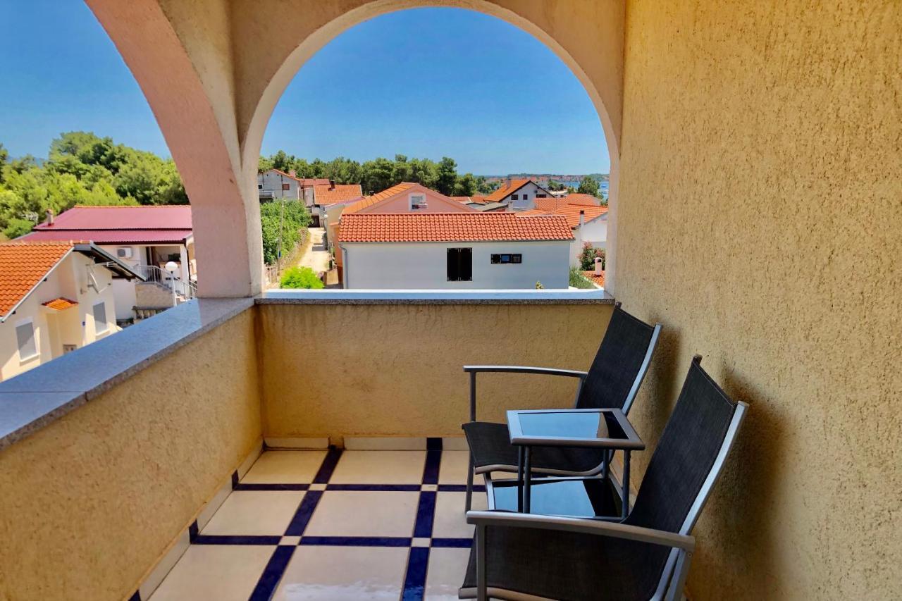 Villa Latina With 6 Apartments And A Shared Pool Vir Exterior foto