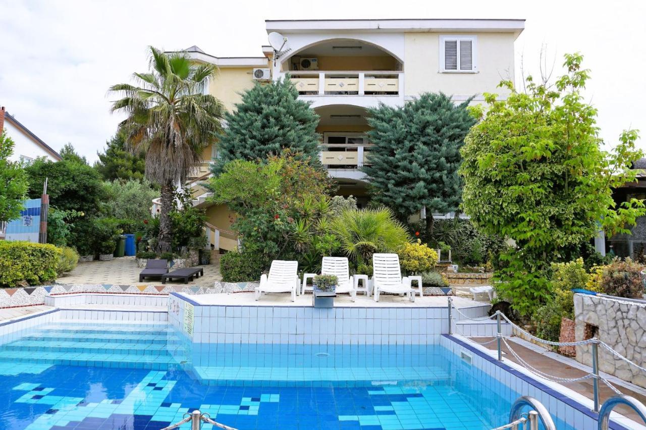 Villa Latina With 6 Apartments And A Shared Pool Vir Exterior foto