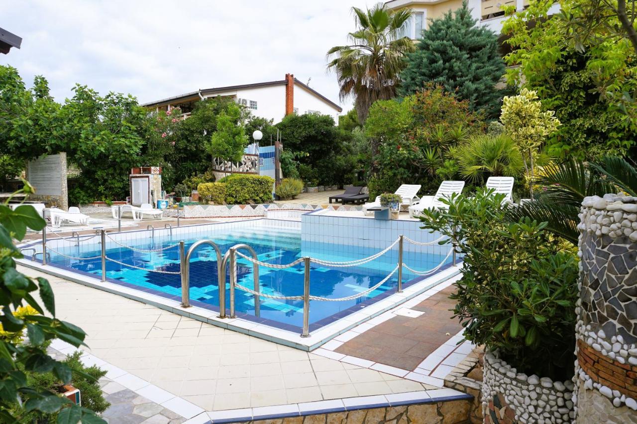 Villa Latina With 6 Apartments And A Shared Pool Vir Exterior foto