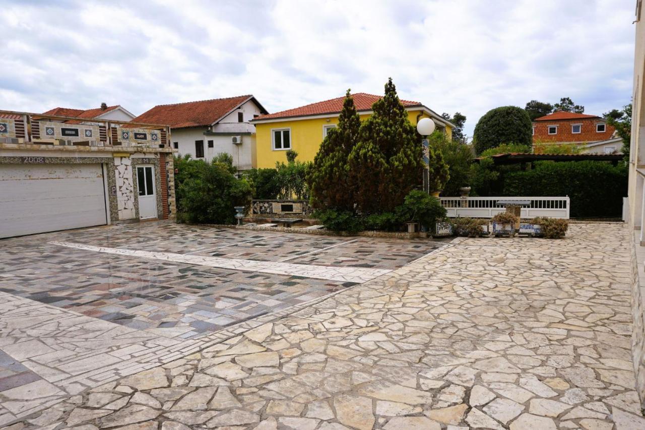 Villa Latina With 6 Apartments And A Shared Pool Vir Exterior foto