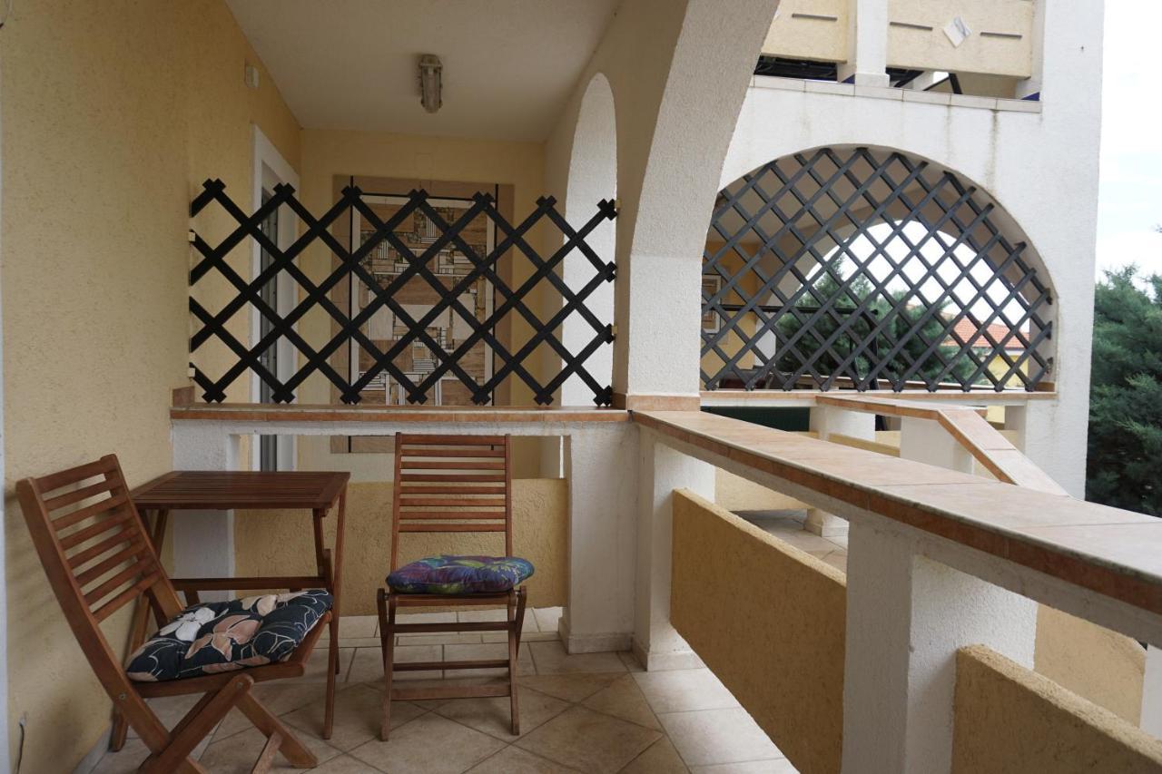 Villa Latina With 6 Apartments And A Shared Pool Vir Exterior foto