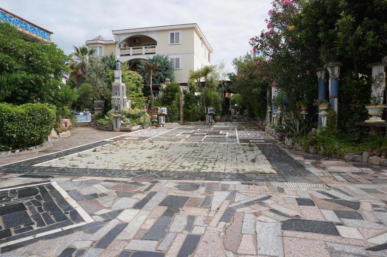 Villa Latina With 6 Apartments And A Shared Pool Vir Exterior foto