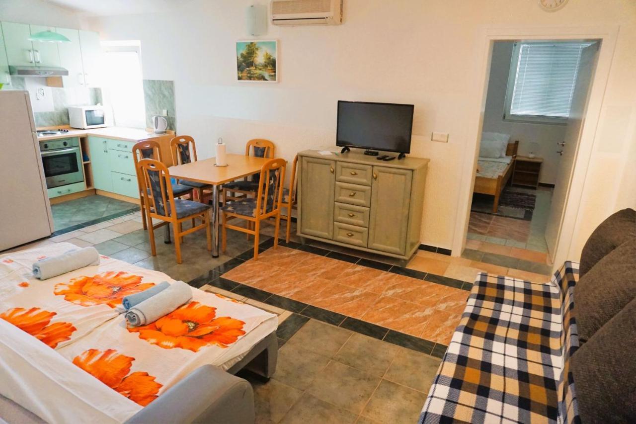 Villa Latina With 6 Apartments And A Shared Pool Vir Exterior foto