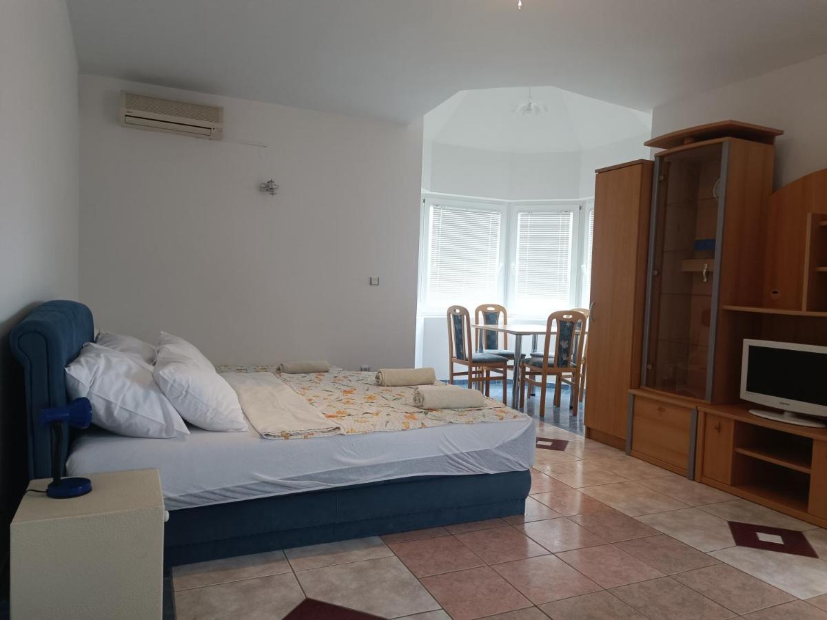 Villa Latina With 6 Apartments And A Shared Pool Vir Exterior foto