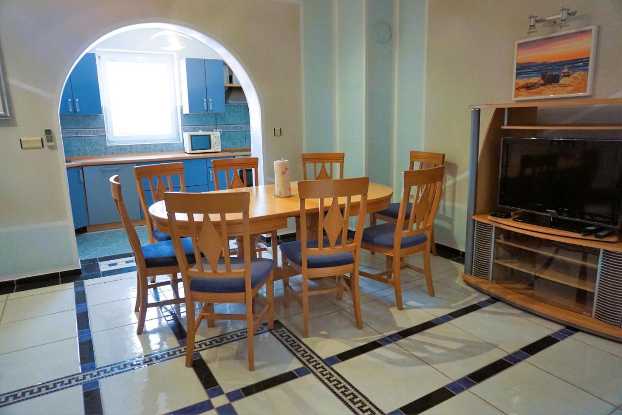 Villa Latina With 6 Apartments And A Shared Pool Vir Exterior foto