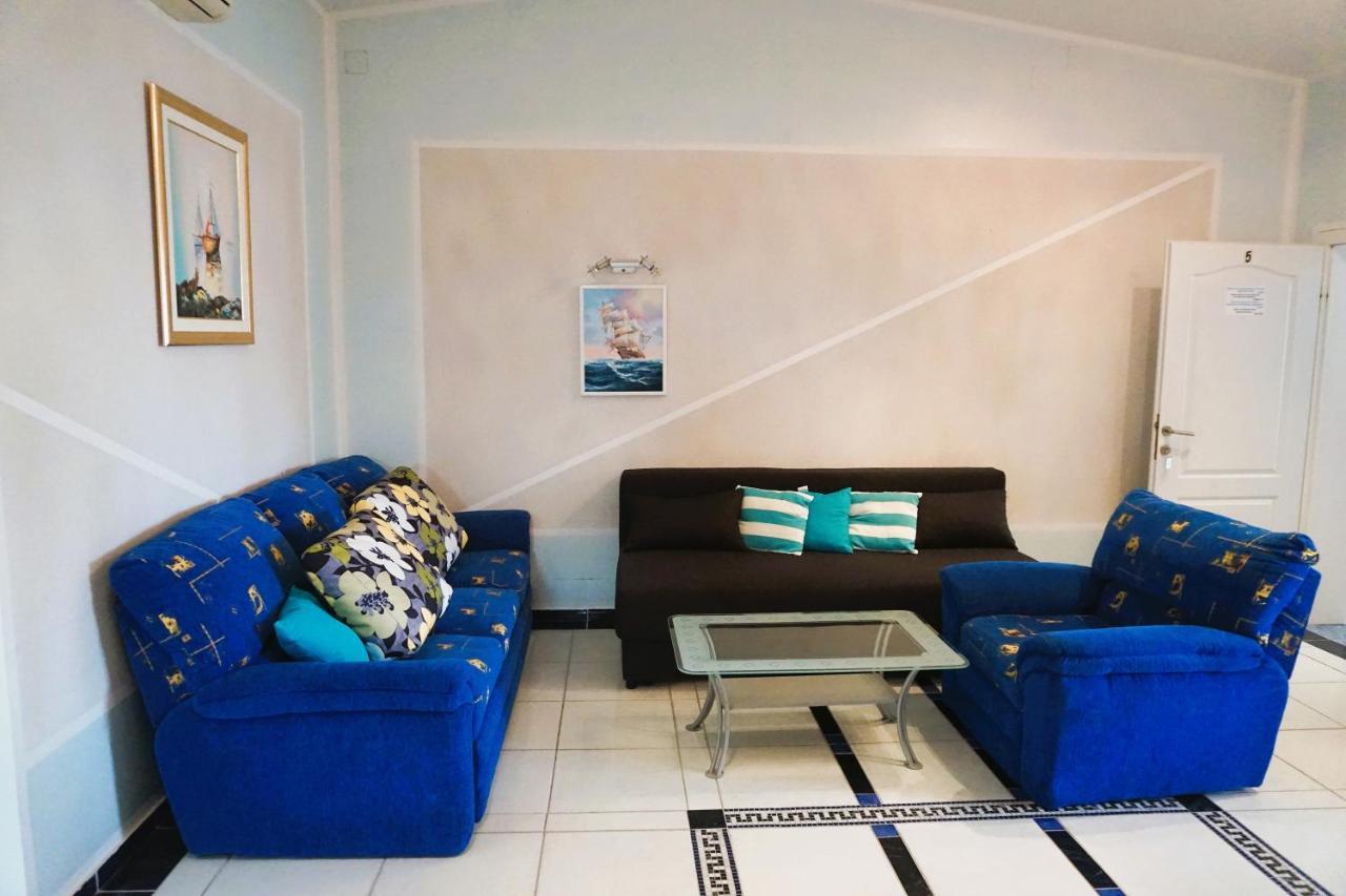 Villa Latina With 6 Apartments And A Shared Pool Vir Exterior foto
