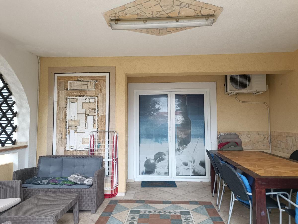 Villa Latina With 6 Apartments And A Shared Pool Vir Exterior foto